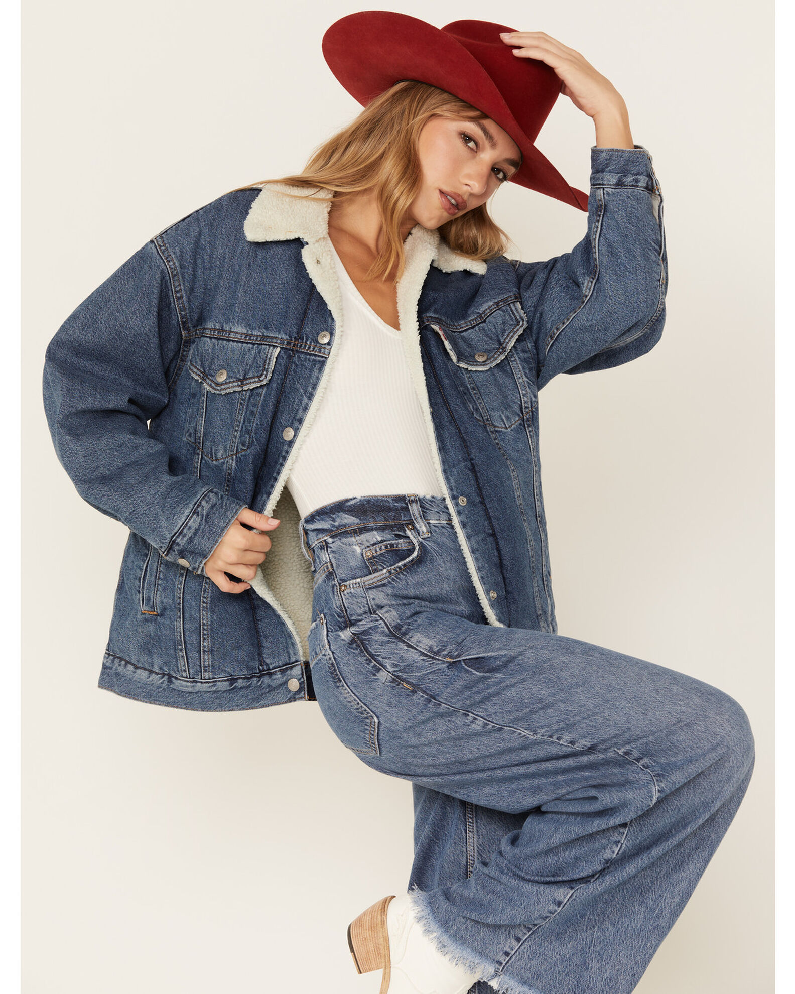 Levi s Women s Medium Wash Stonewash Baggy Sherpa Trucker Jacket
