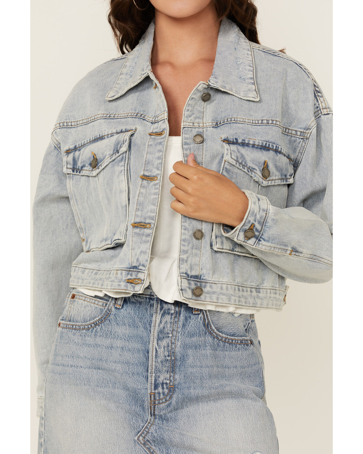 Image #3 - Veveret Women's Light Wash Cropped Denim Jacket, Light Wash, hi-res
