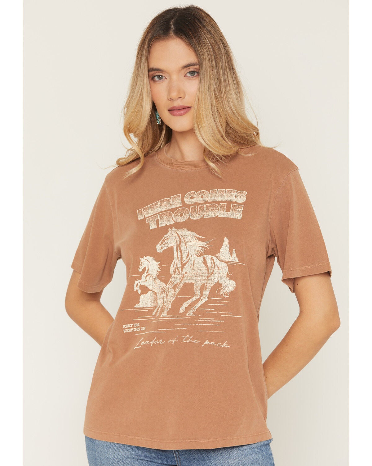 Idyllwind Women's Here Comes Trouble Short Sleeve Graphic Tee, Caramel, hi-res