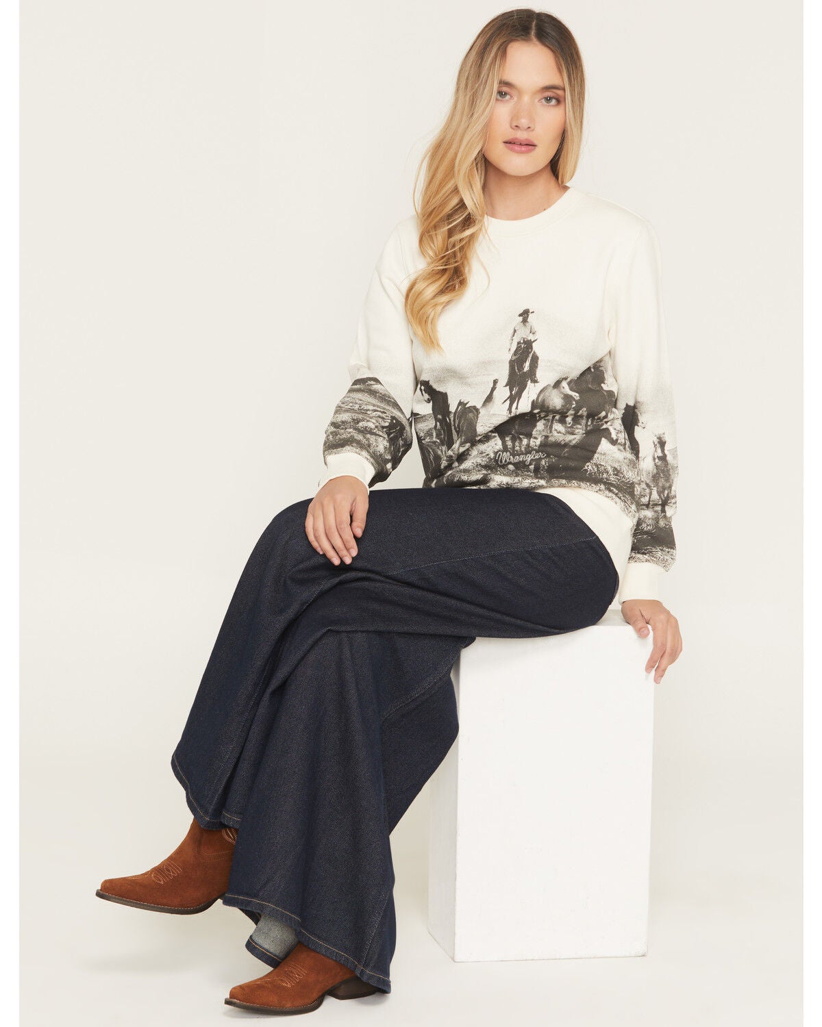 Wrangler Retro Women's Running Horses Graphic Crewneck, White, hi-res