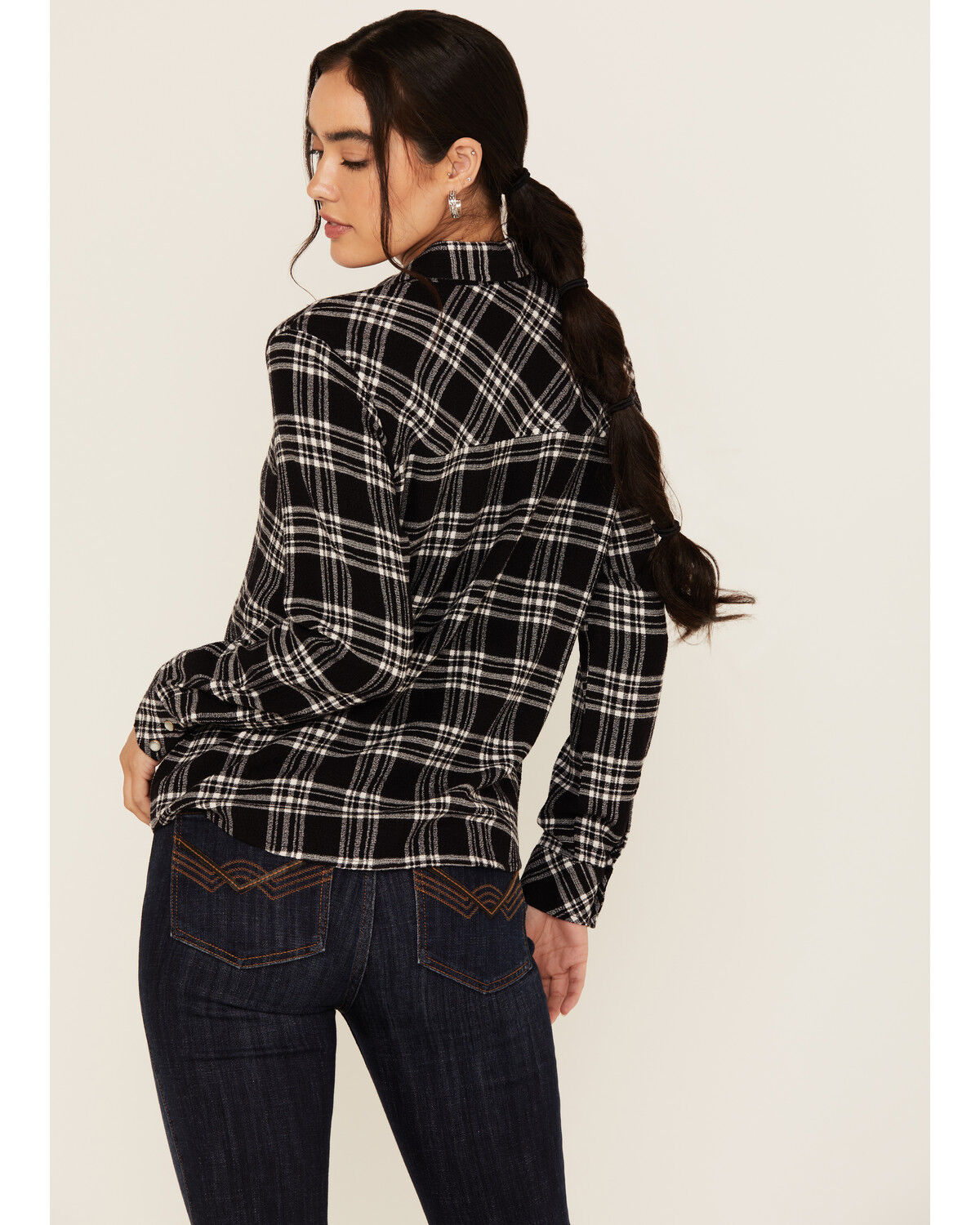 Image #4 - Idyllwind Women's Featherlight Plaid Print Long Sleeve Pearl Snap Western Shirt, Black, hi-res